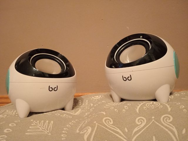 Altavoces bd blancos y negros