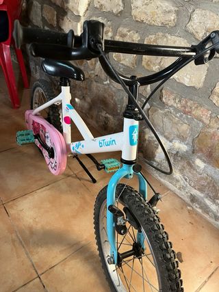 Bicicleta infantil Btwin rosa, blanca y azul