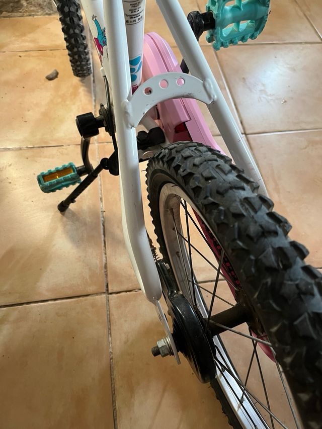 Bicicleta infantil Btwin rosa, blanca y azul