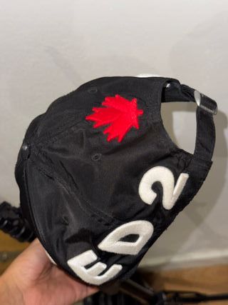 Gorra DSQUARED2 Negra Hoja Roja