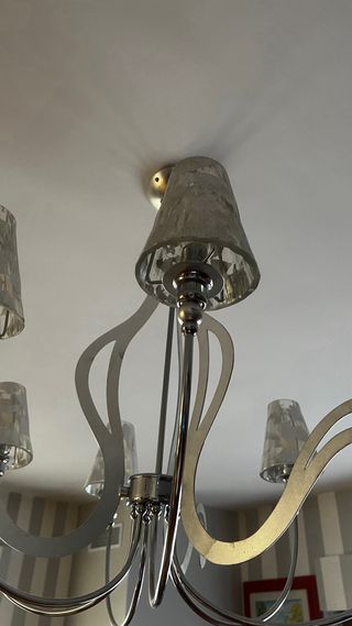 Lampadario moderno con paralumi in vetro