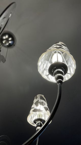 Lampadario moderno con paralumi in vetro