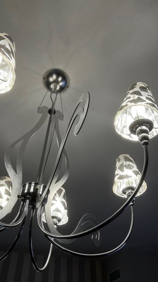 Lampadario moderno con paralumi in vetro