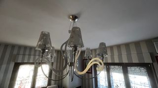 Lampadario moderno con paralumi in vetro
