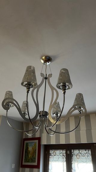 Lampadario moderno con paralumi in vetro