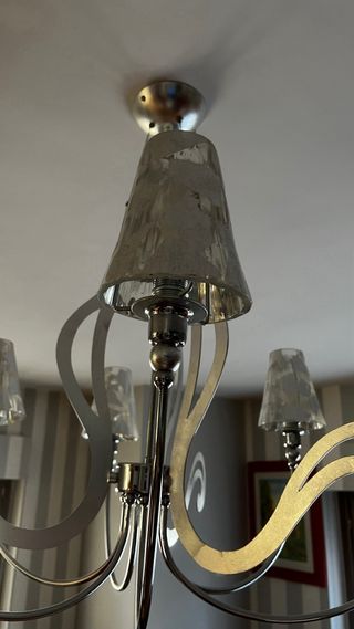 Lampadario moderno con paralumi in vetro