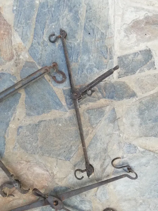 Antica bilancia in metallo