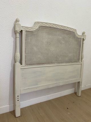 Cabecero de cama de madera y ratán