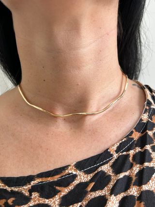 Collana rigida effetto onda oro