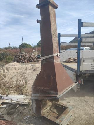 Chimenea de hierro industrial