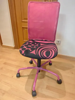 Silla de escritorio fucsia con ruedas