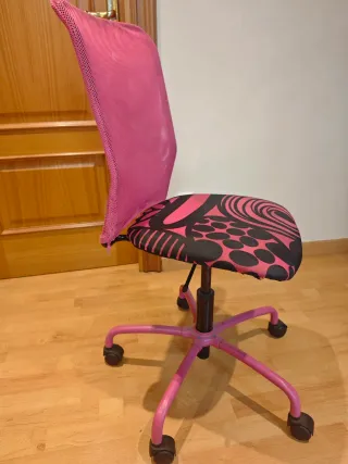 Silla de escritorio fucsia con ruedas