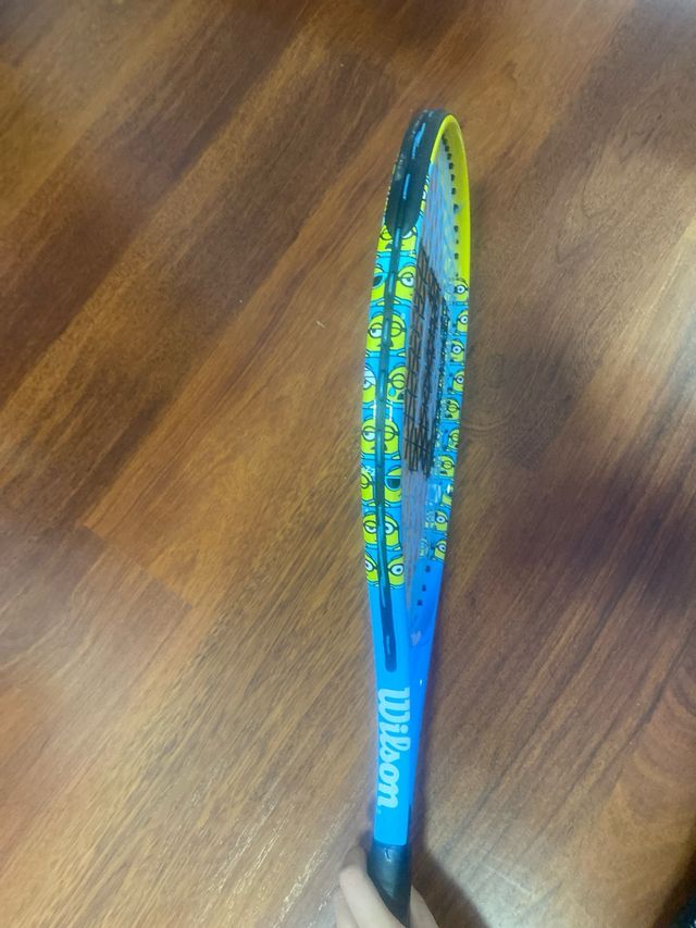 Raqueta Wilson Minions Azul y Amarillo