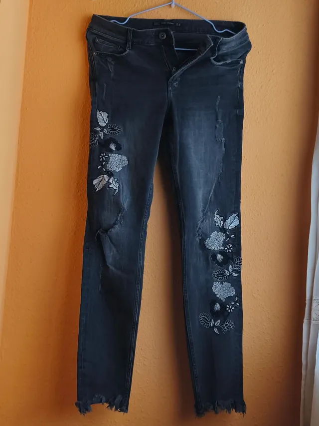 Pantalones grises con bordado floral