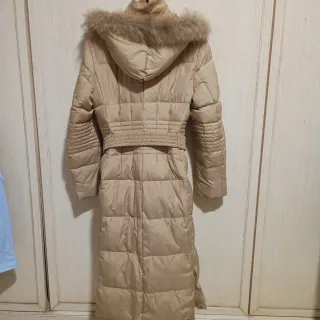 Piumino lungo beige con cappuccio e pelliccia