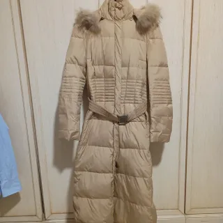 Piumino lungo beige con cappuccio e pelliccia