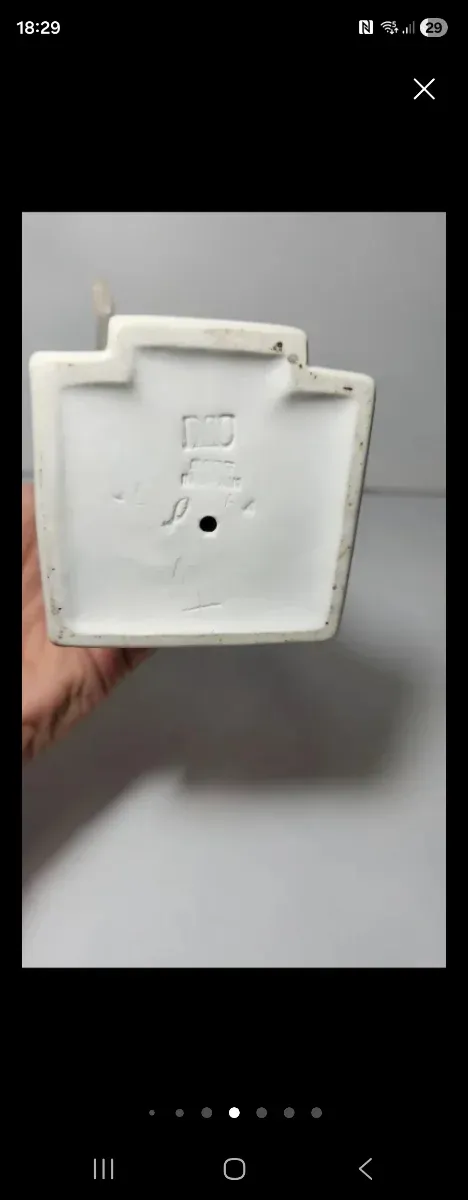 Figura porcelana DAO dama con sombrilla