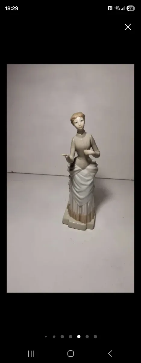 Figura porcelana DAO dama con sombrilla