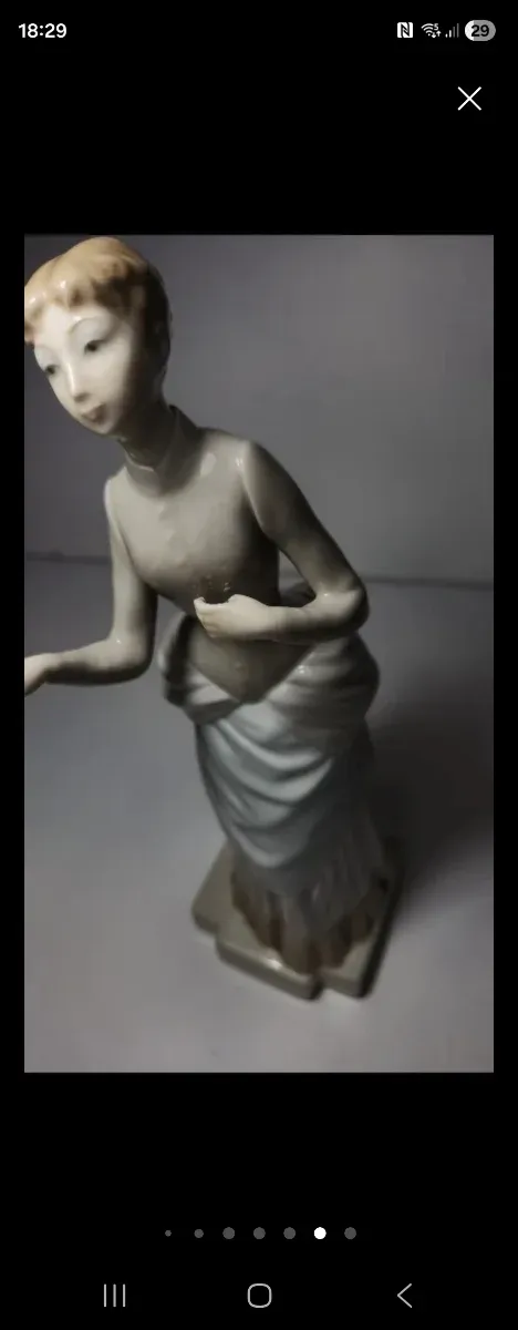 Figura porcelana DAO dama con sombrilla