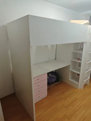 Cama alta infantil Ikea con escritorio y armario.