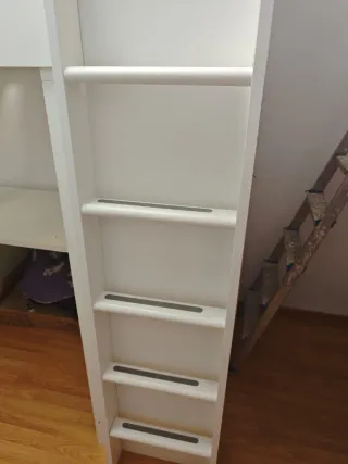 Cama alta infantil Ikea con escritorio y armario.