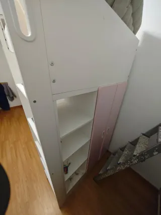 Cama alta infantil Ikea con escritorio y armario.