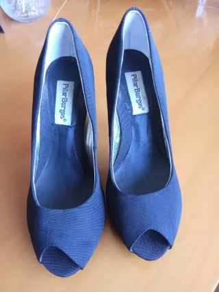 Zapatos de tacón negro peep toe.