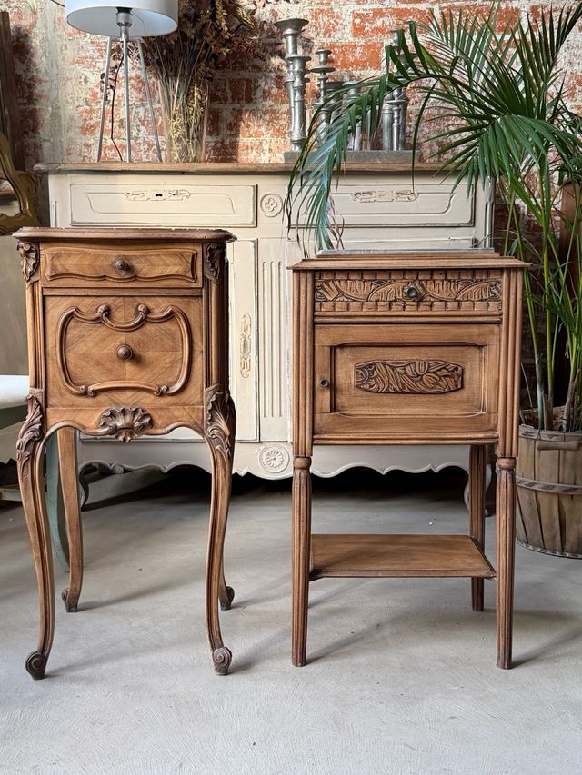 Comodini vittoriani in noce intagliato