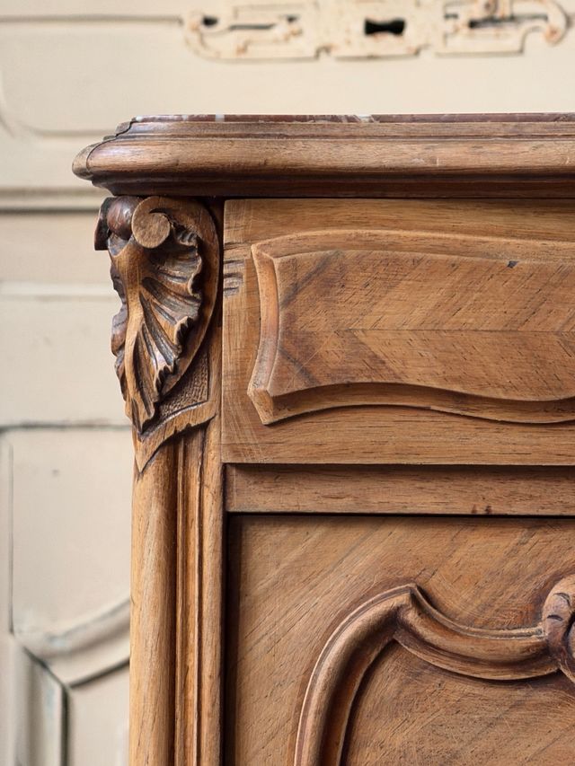 Comodini vittoriani in noce intagliato