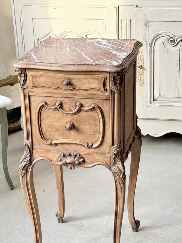 Comodini vittoriani in noce intagliato