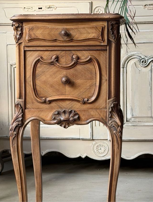 Comodini vittoriani in noce intagliato