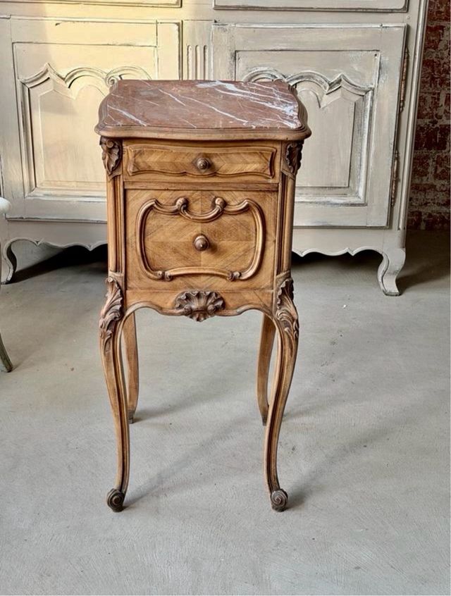 Comodini vittoriani in noce intagliato