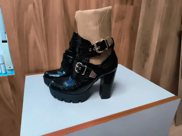 Botines negros con hebillas y plataforma