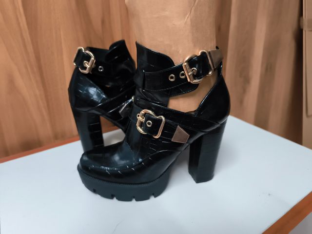 Botines negros con hebillas y plataforma