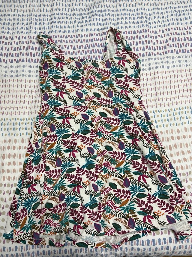 Vestido corto estampado hojas