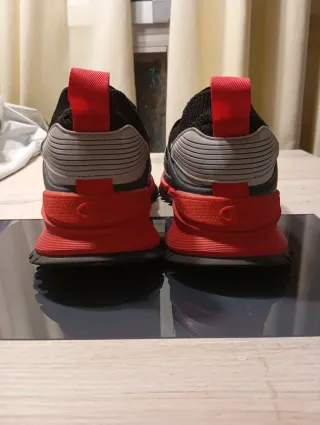 Zapatillas Champion Negras y Rojas