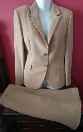 Traje de chaqueta y falda acampanada