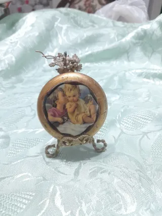 Cornice con alzatina dorata