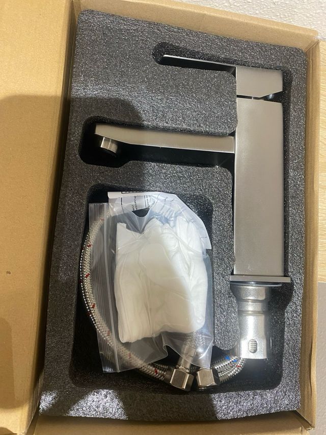 Grifo de baño metálico plateado