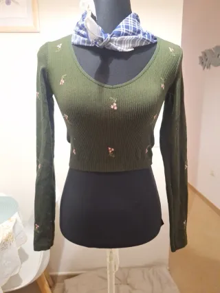 Blusa verde con flores rosas