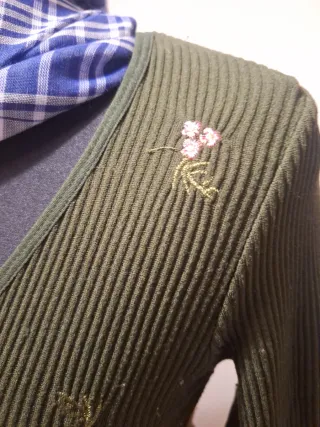 Blusa verde con flores rosas