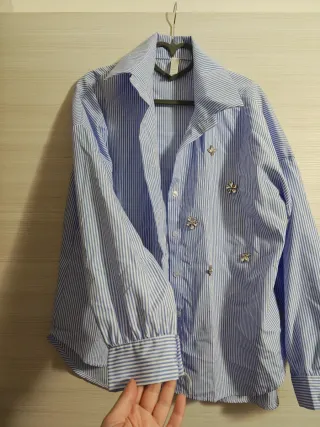 Camicia a righe azzurra con decorazioni