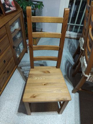 Mesa de comedor madera maciza y sillas.