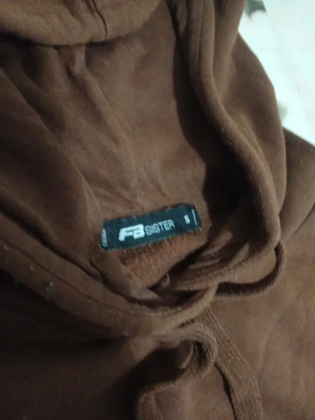 Sudadera marrón con capucha