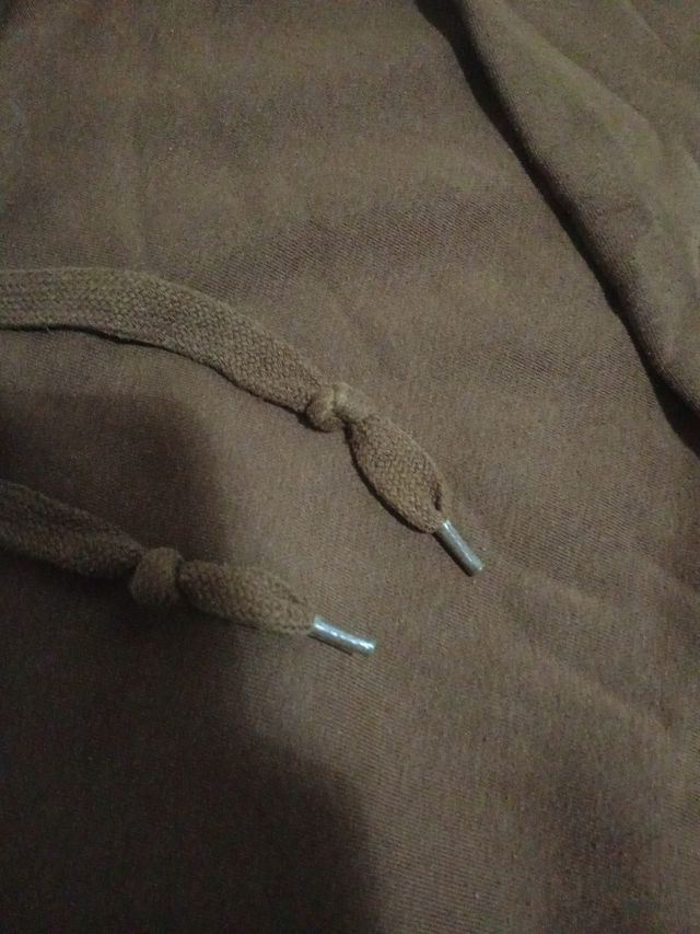 Sudadera marrón con capucha