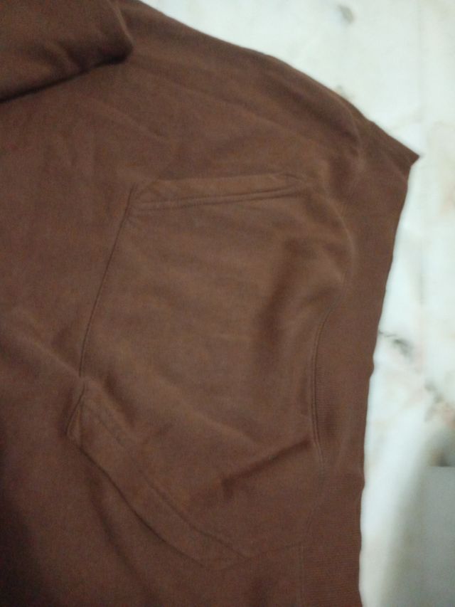 Sudadera marrón con capucha