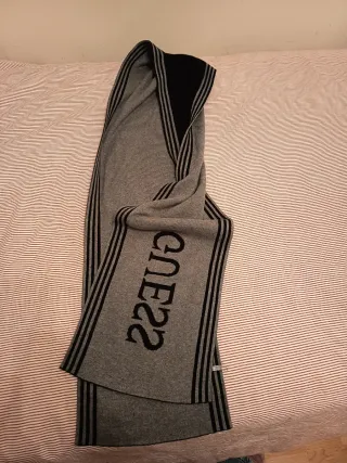 Bufanda Guess Negra y Gris