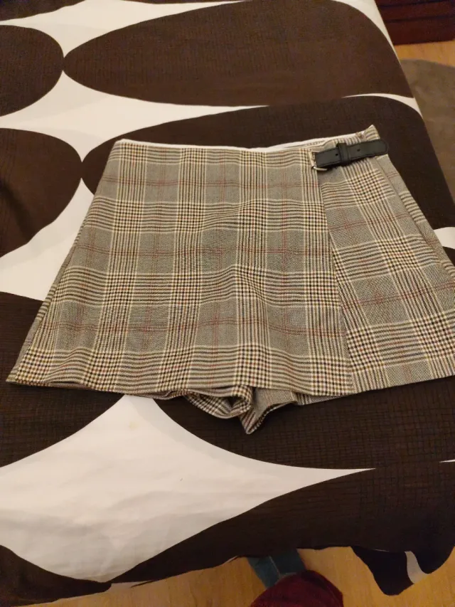 Falda Zara cuadros gris y rojo
