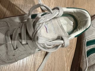 Zapatillas grises y verdes casi nuevas