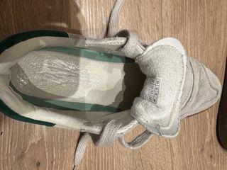 Zapatillas grises y verdes casi nuevas